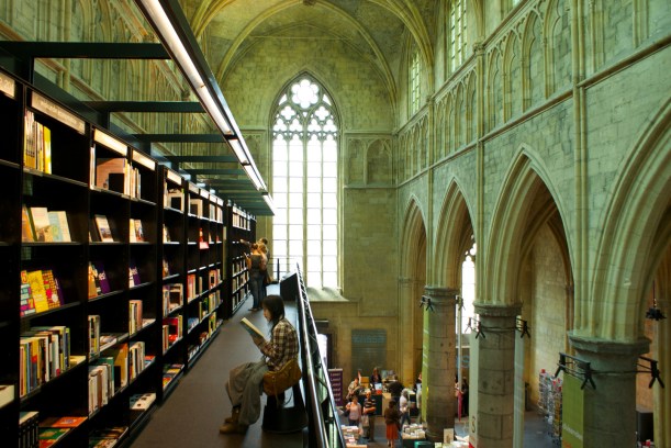 Reading_in_the_Bookstore